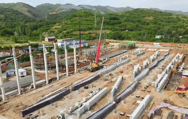 奮戰(zhàn)二季度｜電解廠房主體結(jié)構(gòu)框架柱開始吊裝！